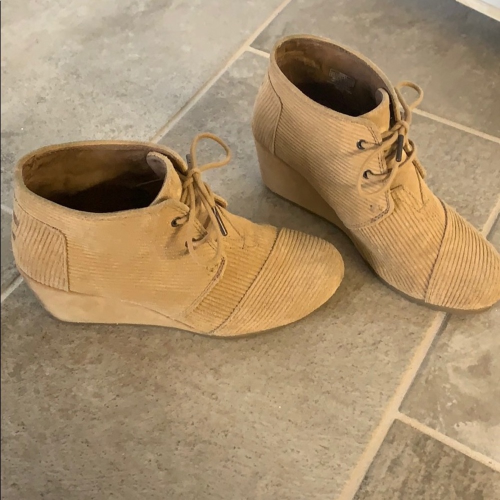 Women’s TOMS tan corduroy wedges